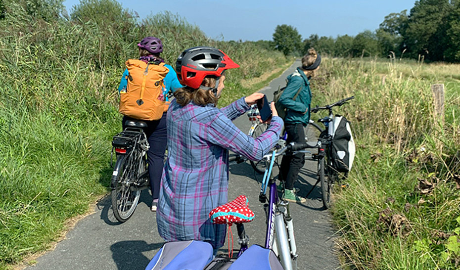 Drei Kinder bei einer Fahrradtour in der Natur.